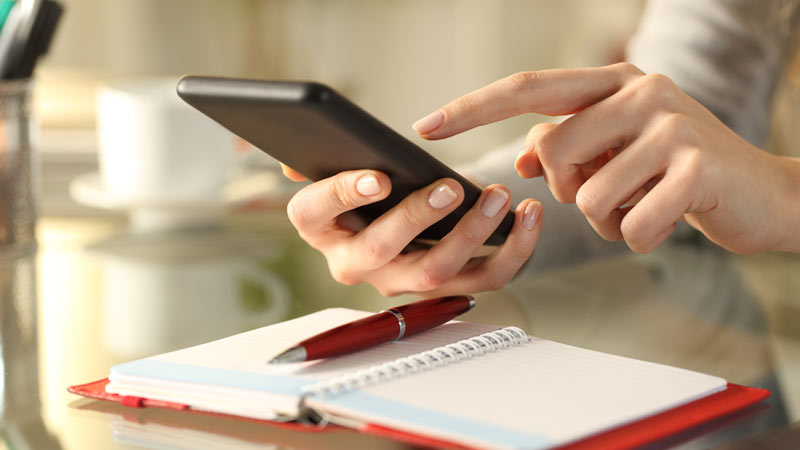 pessoa com telemóvel na mão